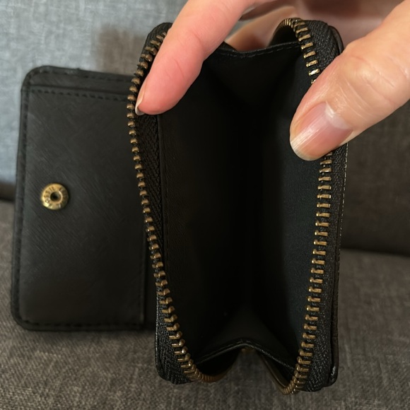 Barely used black Fossil wallet with gold tone hardware - Picture 5 of 5